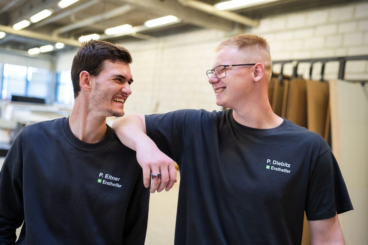 Zwei Kollegen von Translogistik lachen im Umschlaglager
