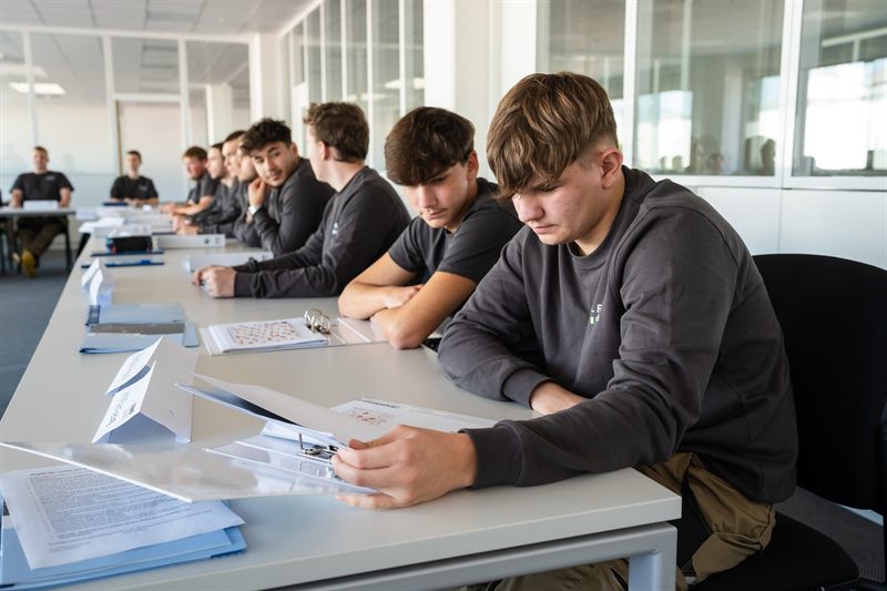 Monteure bei einer Schulung mit Unterlagen im Besprechungsraum